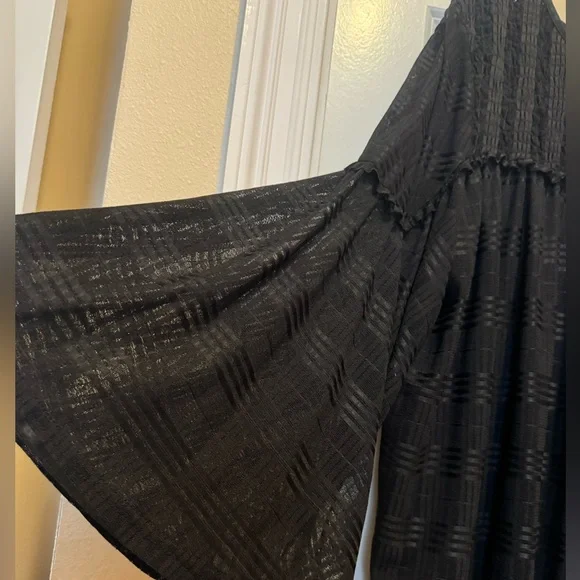 Time and Tru Black Textured Blouse – Women’s XXL – Flare Sleeve Detail - Picture 2 of 7